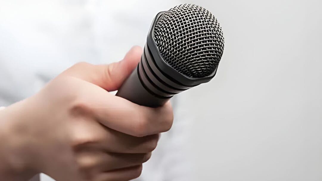 Tại sao cách cầm micro lại ảnh hưởng đến chất lượng giọng hát?