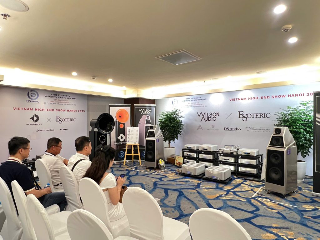 Phòng nghe nhạc của Điện Tử Nam Phú tại triển lãm High End Show Hà Nội 2025 