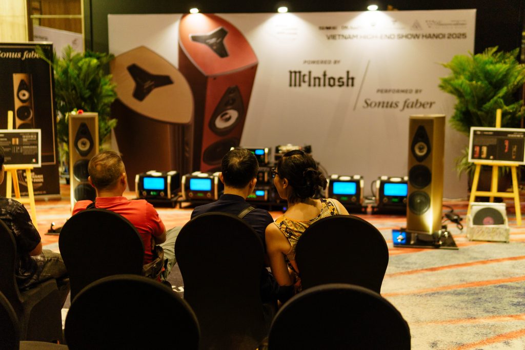Quý khách tham quan trải nghiệm trực tiếp hệ thống Mcintosh tại Hiend Show 2025