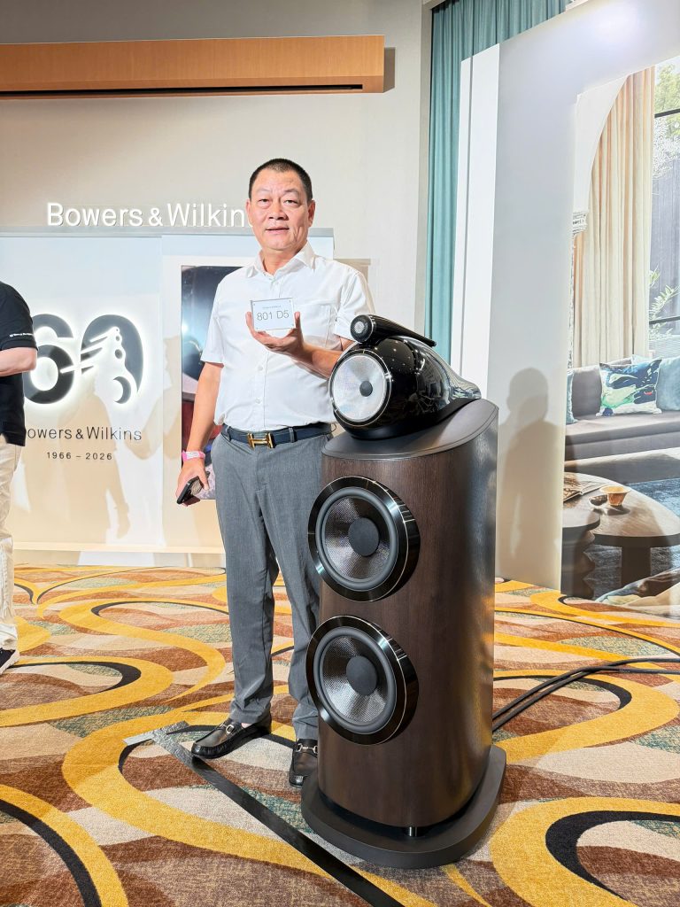 Lãnh đạo Điện Tử Nam Phú tại phòng nghe B&W 800 D5 triễn lãm HongKong 2026